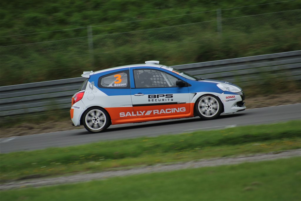 Mark var virkelig Bossen på Djursland, men nu er han tilbage på banen, hvor han allerede har haft to starter med Clio’en. Så han bliver spændende at følge igen denne weekend.
(Foto: JJ Media)